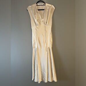 Diane Von Furstenberg Nur Soft Satin
Midi Dress, size 4